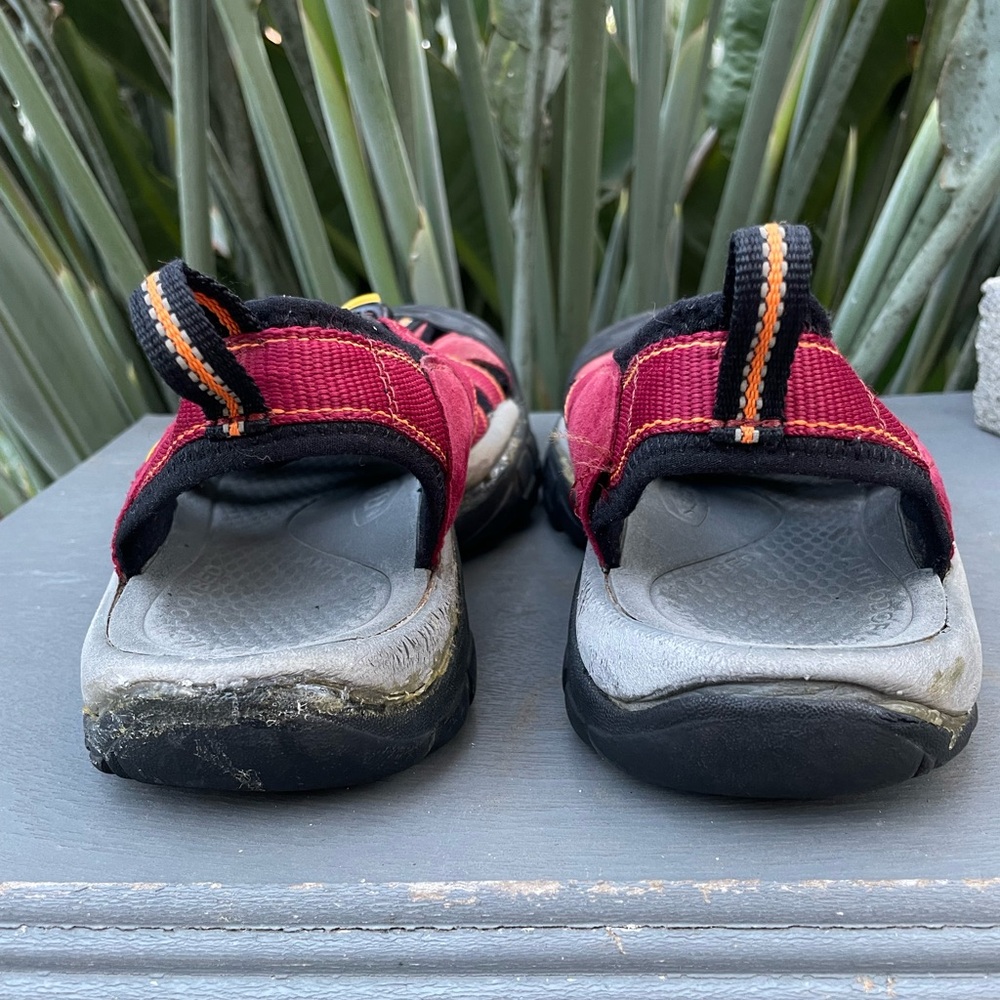 Wome Size 9 Red Keen Newports - Picture 5 of 6